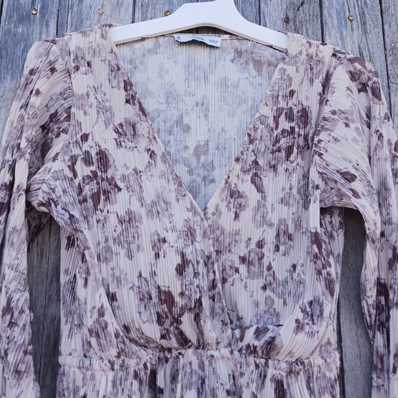 Mango Floral Print Plisse Pleated Peplum Blouse Womens Sz XS V-neck Semi Sheer - Picture 3 of 9